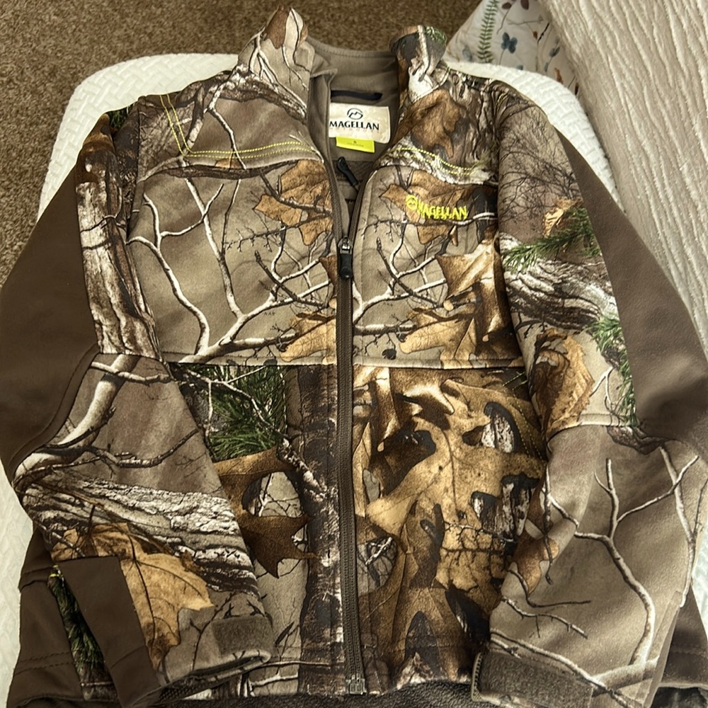 Magellan lightweight camo/hunting jacket for boy or girl.   EUC